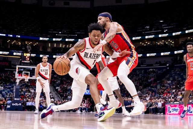 班凯罗三双魔术克鹈鹕 库兹马31分奇才胜国王